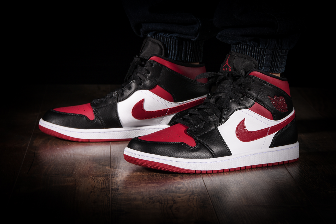 NIKE AIR JORDAN 1 RETRO MID BRED TOE